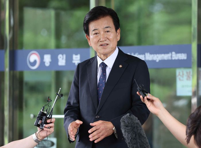 정동영 통일부 장관 후보자가 지난 6월 24일 서울 종로구 남북관계관리단에 마련된 인사청문회 준비사무실로 들어서며 취재진의 질문에 답하고 있다. [연합뉴스]