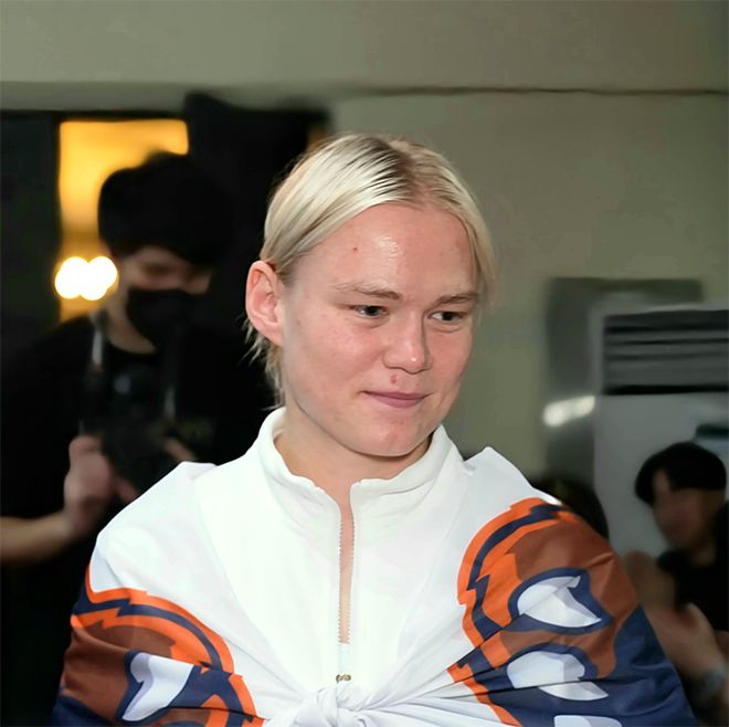 국제종합격투기연맹 세계청소년선수권대회 금메달리스트 알료나 아기셰바가 2025년 8월 경기도 오산시 블랙컴뱃 라이즈 7 코-메인이벤트에 입장하고 있다. 사진=이데아 파라곤