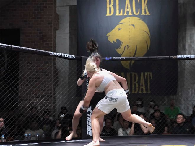 국제종합격투기연맹 세계청소년선수권대회 금메달리스트 알료나 아기셰바가 2025년 8월 블랙컴뱃 라이즈 7 코-메인이벤트 계약 체중 63㎏ 5분×3라운드에서 블랙컴뱃 여성부 P4P 1위 ‘짱구’ 전수민한테 돌진하고 있다. 사진=이데아 파라곤