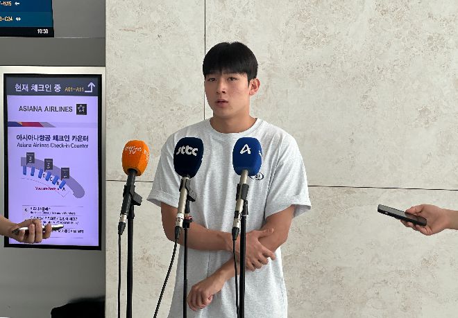 지난 겨울 토트넘에 입단한 축구 선수 양민혁이 5일 인천국제공항에서 2025-2026시즌 준비를 위해 영국 런던으로 출국하기 전 인터뷰하고 있다. 사진=연합뉴스 제공