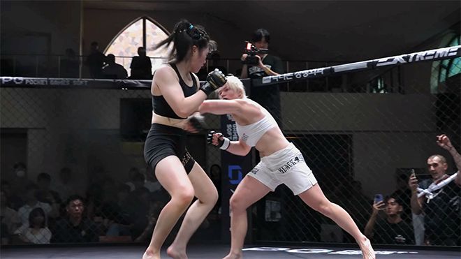 국제종합격투기연맹 세계청소년선수권대회 금메달리스트 알료나 아기셰바가 2025년 8월 블랙컴뱃 라이즈 7 코-메인이벤트 계약 체중 63㎏ 5분×3라운드에서 블랙컴뱃 여성부 P4P 1위 ‘짱구’ 전수민을 주먹으로 때리고 있다. 사진=이데아 파라곤