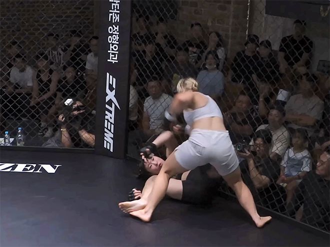 국제종합격투기연맹 세계청소년선수권대회 금메달리스트 알료나 아기셰바가 2025년 8월 블랙컴뱃 라이즈 7 코-메인이벤트 계약 체중 63㎏ 5분×3라운드에서 블랙컴뱃 여성부 P4P 1위 ‘짱구’ 전수민을 그라운드 앤드 파운드로 공격하고 있다. 사진=이데아 파라곤
