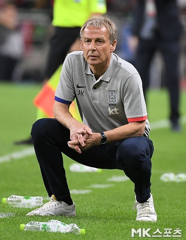 클린스만 감독은 카리스마 넘치는 지도자는 아니다. 그는 방관자와 같은 지도자였고 국내보다 해외에 거주하는 것을 선호, 이로 인해 팬들은 ‘BJ 클린스만’이라는 불명예스러운 별명을 만들기도 했다. 사진=천정환 기자
