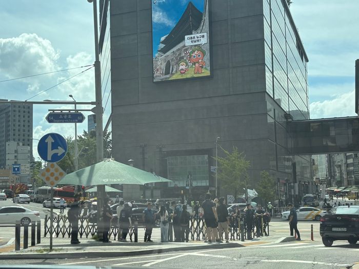 5일 오후 한때 서울 중구 신세계백화점 본점에서 이용객들이 피난하는 소동이 있었다. 오후 1시43분 무렵 “1층에 폭발물이 설치됐다”는 협박글이 올라왔다는 신고가 접수되며 일어난 일이다. 폭발 예고 시간인 오후 3시에 별다른 상황이 발생되지 않으면서 신세계백화점 본점 영업은 정상 재개됐다.