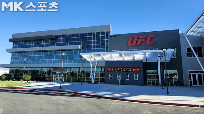 2025년 8월 UFC on ESPN 71 공개 계체를 앞둔 미국 네바다주 엔터프라이즈 APEX 전경. 다이라 다쓰로와 박현성의 맞대결을 홍보하고 있다. UFC 31년 역사에서 첫 한일전 메인이벤트다. 사진(미국 라스베이거스)=김재호 특파원