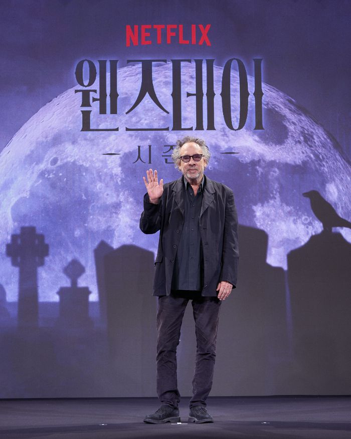 넷플릭스 오리지널 시리즈 ‘웬즈데이’의 팀 버튼 감독이 11일 서울 종로구 포시즌스 호텔에서 열린 기자간담회에서 손 인사를 하고 있다. 사진제공=넷플릭스