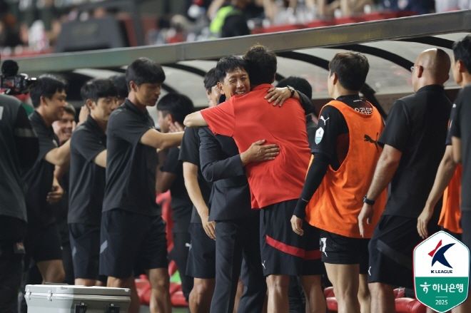 경기 후 박태하 감독과 기성용이 승리의 포옹을 나누고 있다. 사진=한국프로축구연맹