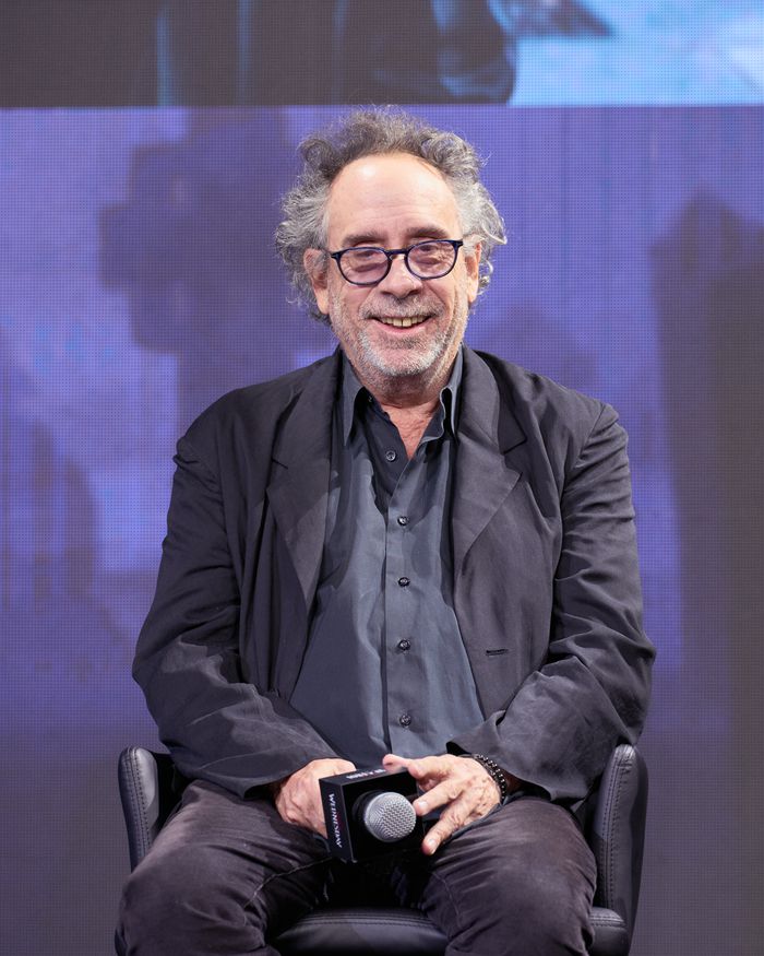 넷플릭스 오리지널 시리즈 ‘웬즈데이’의 팀 버튼 감독이 11일 서울 종로구 포시즌스에서 열린 시즌2 공개 기념 기자간담회에서 취재진 질문에 웃어 보이고 있다. 사진제공=넷플릭스