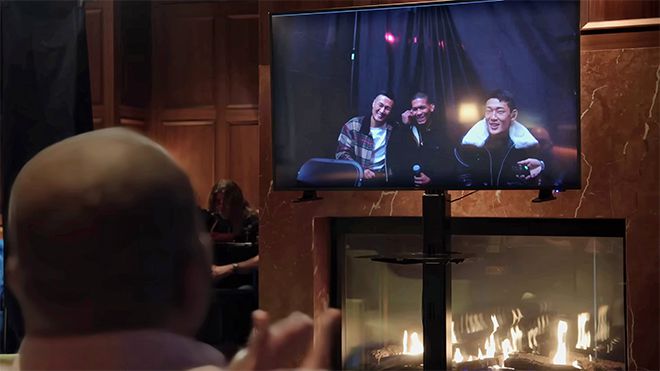 데이나 화이트 UFC 회장 겸 최고경영자가 2024년 12월 Lookin‘ for a Fight로 진행된 ZFN 2 시청 후 화상 통화로 마테우스 카밀루에게 영입을 통보하며 축하해주고 있다. 화면 왼쪽은 ‘코리안 좀비’ 정찬성 ZFN 대표, 오른쪽은 역시 UFC로 직행한 유주상. 사진=TKO