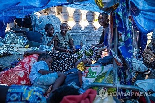 파리시청 앞 노숙자들 [사진출처=EPA 연합뉴스]