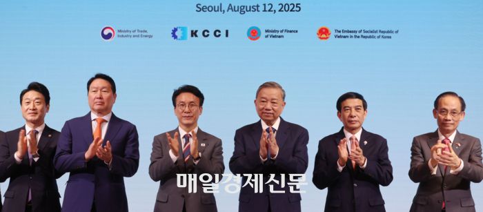 또럼 베트남 공산당 서기장의 국빈 방한을 맞아 지난 12일 서울 중구 소공동 롯데호텔에서 한·베트남 비즈니스 포럼이 열린 가운데 주요 참석자들이 기념촬영을 하고 있다. 왼쪽부터 이호연 산업통상자원부 2차관, 최태원 대한상공회의소 회장, 김민석 국무총리, 또럼 서기장, 판반장 베트남 국방부 장관, 레호아이쭝 베트남 공산당 중앙위원회 사무국장.  025.8.12  [이승환 기자]