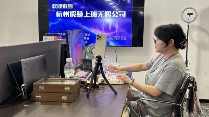 중국 항저우의 한 ‘가짜출근 회사’ 사무실. [사진출처 = 연합뉴스, 유튜브 영상]