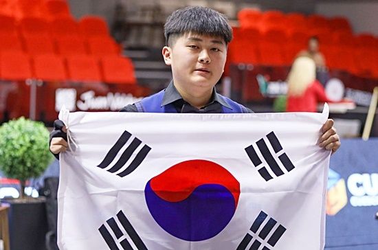 오는 9월 스페인 무르시아에서 개최되는 제16회 세계주니어3쿠션선수권에 출전할 한국대표 선발전이 18~19일 김포 페리빌리어드에서 열린다. 사진은 2023년 제14회 세계주니어선수권에서 우승한 오명규가 시상식에서 태극기를 들고 포즈를취하고 있다.
(사진=SOOP)