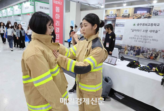 지난해 9월 ‘고졸성공취업창업 페스타’가 서울 양재at센터에서 열린 가운데 참가 학생들이 박람회장을 돌아보고 있다.[이승환 기자]