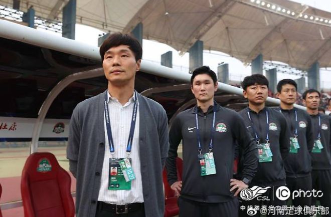 허난 FC를 이끌었던 남기일 감독(사진 맨 왼쪽). 사진=중국 슈퍼리그(CSL)