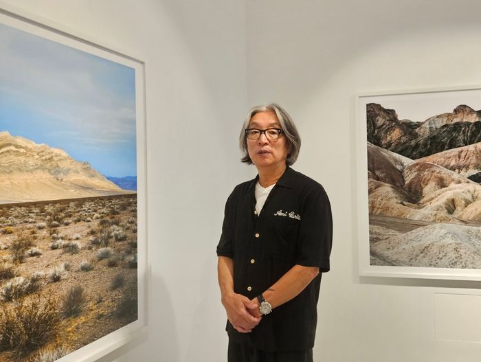 김우영 작가가 자신의 개인전이 열리는 서울 종로구 예화랑에서 작품에 대해 설명하고 있다. 송경은 기자