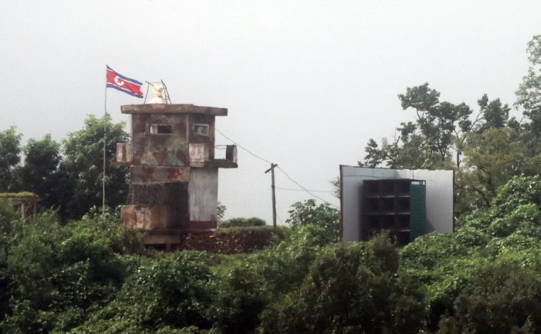 14일 경기도 파주 남북 접경지역에서 바라본 북한군 초소 옆에 확성기가 설치돼 있다.  연합뉴스