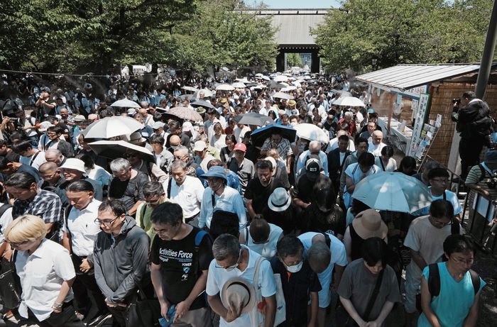 15일 야스쿠니신사를 찾은 일본인들이 묵념하고 있다. [교도 연합뉴스]