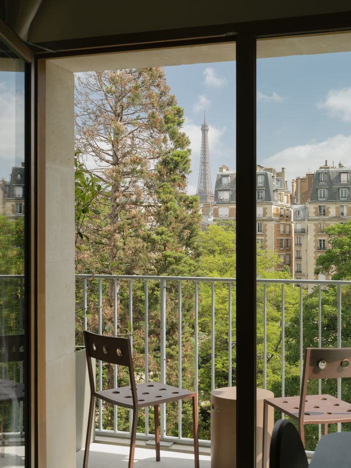 발코니에서 에펠탑이 보이는 아파트 숙소 / 사진=에어비앤비