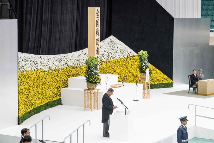 15일 일본 도쿄 치요다구 무도관에서 열린 제2차 세계대전 패전 80주년 추도식에서 이시바 시게루 총리가 연설을 하고 있다. [AFP = 연합뉴스]