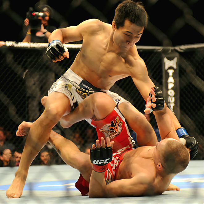 ‘코리안 좀비’ 정찬성이 2011년 12월 토론토 스코샤뱅크 아레나(당시 이름 에어 캐나다 센터) 관중 1만8303명 앞에서 UFC 페더급 타이틀 도전자 출신 마크 호미닉한테 1라운드 7초 펀치 KO승을 거두고 있다. 사진=Getty Images=연합뉴스 제공