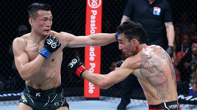 정찬성이 2023년 8월 싱가포르체육관 관중 1만263명 앞에서 제4대 UFC 페더급 챔피언 맥스 홀러웨이를 상대로 종합격투기 은퇴 경기를 치르고 있다. 사진=TKO