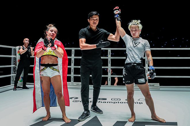 김소율(오른쪽)이 2023년 8월 종합격투기 메이저대회 원챔피언십 5번째 승리 선언을 받고 있다. 왼쪽은 유럽유도연맹 17세 이하 선수권대회 은메달리스트 노엘 그랑장. 사진=Group One Holdings Pte. Ltd