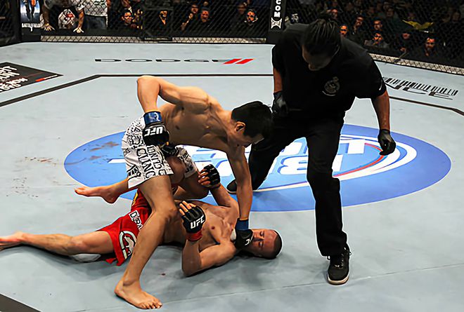 ‘코리안 좀비’ 정찬성이 2011년 12월 토론토 스코샤뱅크 아레나(당시 이름 에어 캐나다 센터) 관중 1만8303명 앞에서 UFC 페더급 타이틀 도전자 출신 마크 호미닉한테 1라운드 7초 펀치 KO승을 거두고 있다. 사진=TKO