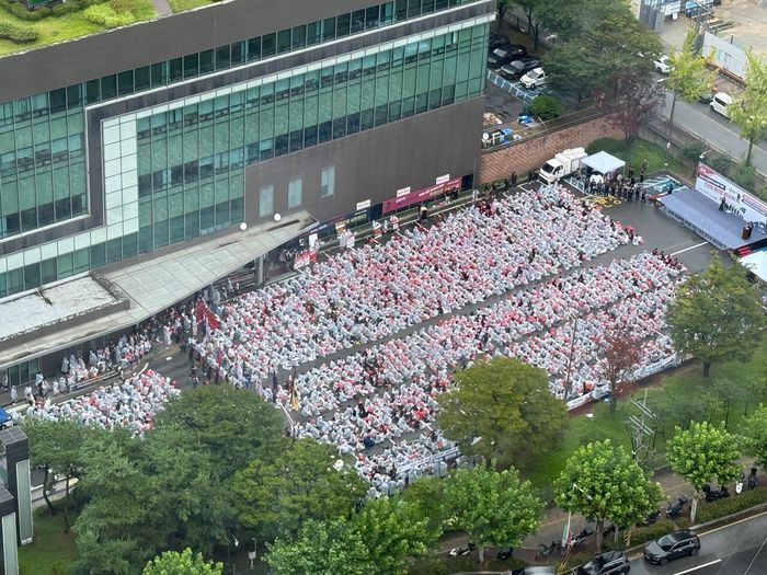 SK하이닉스 노조는 지난 6일 오후 3시 청주 3캠퍼스 앞에서 이천·청주·사무직 등 3개 노조가 참여한 1차 결의대회를 진행했다. [사진출처=SK하이닉스 사무직 노조]