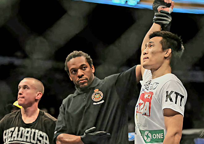 ‘코리안 좀비’ 정찬성이 2011년 12월 토론토 스코샤뱅크 아레나(당시 이름 에어 캐나다 센터) 관중 1만8303명 앞에서 UFC 페더급 타이틀 도전자 출신 마크 호미닉을 1라운드 7초 펀치 KO로 꺾은 후 승리 선언을 받고 있다. 사진=TKO