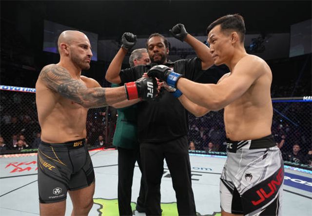 ‘코리안 좀비’ 정찬성이 2022년 4월 미국 플로리다주 잭슨빌 베터런스 메모리얼 아레나 관중 1만4605명이 보는 가운데 타이틀 3차 방어전을 치르는 제5대 UFC 페더급 챔피언 알렉산더 볼카노프스키와 경기 시작에 앞서 글러브 터치를 하고 있다. 사진=TKO