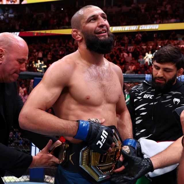 함자트 치마에프는 17일(한국시간) 미국 일리노이주 시카고 유나이티드 센터에서 열린 드리커스 뒤플레시와의 UFC 319 메인 이벤트 미들급 타이틀전에서 5라운드 만장일치 판정승, 새로운 챔피언이 됐다. 사진=X