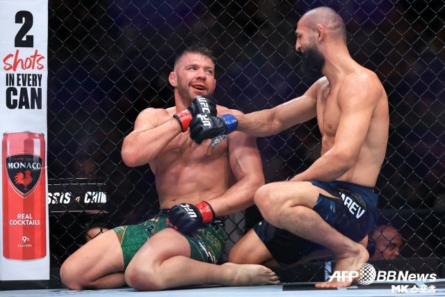 뒤플레시는 제대로 된 공격 한 번 하지 못한 채 치마에프에 챔피언 벨트를 내주고 말았다. 그 역시 강력한 힘을 갖춘 선수이지만 치마에프의 괴력은 더욱 대단했다. 사진(시카고 미국)=AFPBBNews=News1