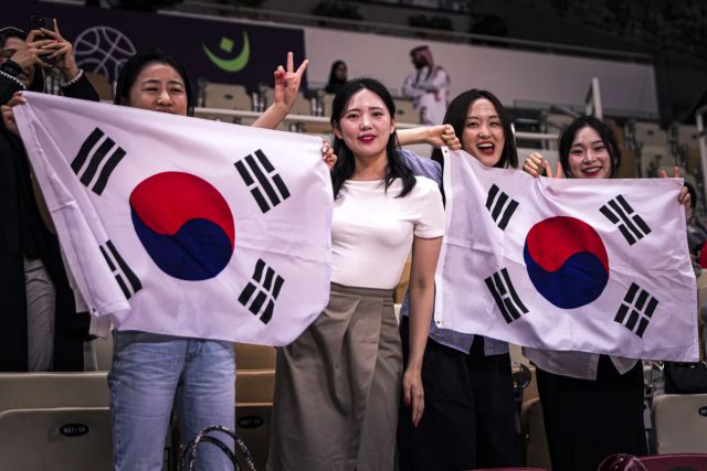 100% 확실한 건 대한민국 팬들은 선수단을 위해 물심양면 지원, 그리고 뜨겁게 응원했다는 것이다. 안준호 감독에 의하면 1949년생 할머니부터 어린 팬들까지 제다를 찾아 선수단에 특급 지원했다고 한다. 그들의 응원 덕분에 대한민국은 ‘죽음의 조’를 통과, 8강까지 오를 수 있었다. 사진=FIBA 제공