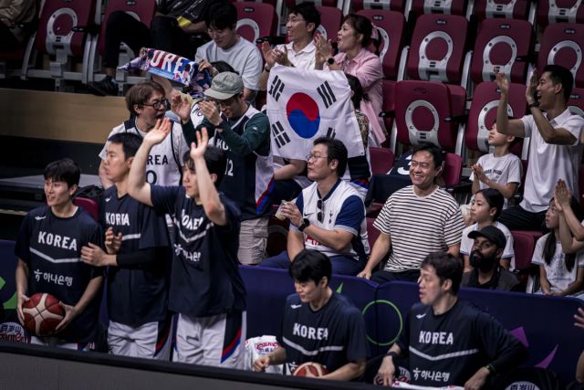 ‘소후닷컴’은 “최근 열린 대한민국과의 경기에서 팬들은 ‘중국은 가오스옌을 어디서 데려왔나?’라고 외쳤다. 일부는 감정을 주체하지 못해 ‘다시는 경기를 하지 않겠다’고 위협했다. 이번 논란은 경쟁 스포츠에서 흔히 나타나는 ‘패배 후 분노 표출’ 현상을 드러낸다. 그리고 선수의 가치, 경쟁 정신에 대한 성찰을 불러일으켰다”고 이야기했다. 사진=FIBA 제공