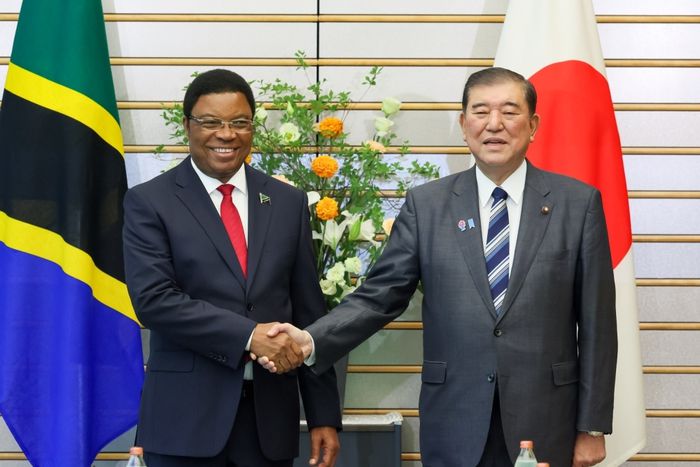 지난 5월 일본을 방문한 카심 마잘리와 마잘리와 탄자니아 총리(왼쪽)와 정상회담을 가진 이시바 시게루 일본 총리 [내각부]