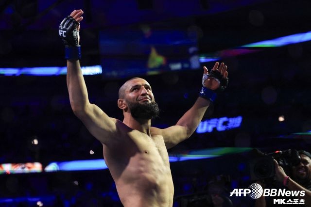 이로써 치마에프는 커리어 15전 전승, 그리고 UFC 데뷔 후 9연승을 달리고 있다. 또 새로운 미들급 챔피언이 됐다. 사진(시카고 미국)=AFPBBNews=News1