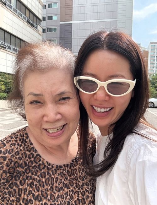 방송인 안선영이 남편과의 관계를 둘러싼 이혼 질문에 직접 답변하며 솔직한 심경을 전했다. 사진=안선영 SNS