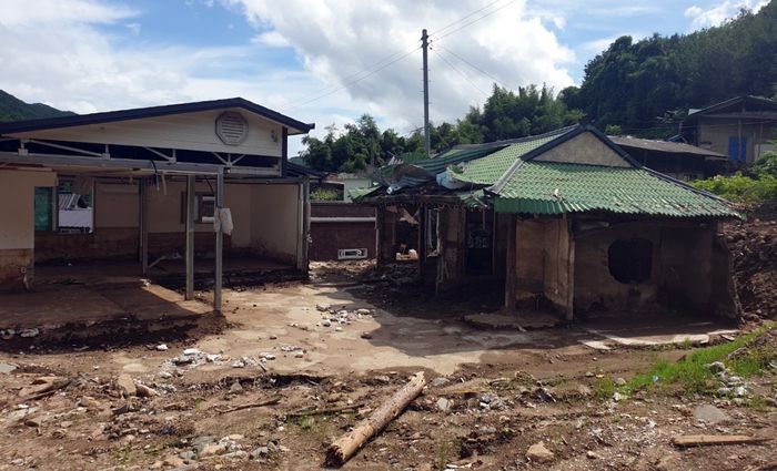 집중호우에 반파된 산청읍 자신마을 주택./연합뉴스/