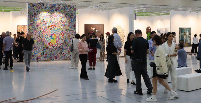 지난해 9월 서울 강남구 코엑스에서 열린 세계적인 아트어 ‘프리즈(Frieze) 서울의 VIP 프리뷰를 찾은 관람객들이 작품을 둘러보고 있다. <매일경제DB>