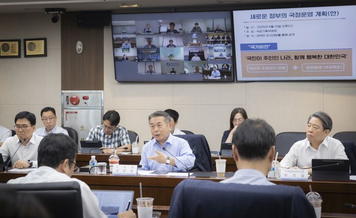 김준동 사장(가운데) 주재로 18일 전사 AX 가속화 및 국정과제 BP 창출을 위해 ‘KOSPO 미래전략해커톤’이 열렸다. [사진 = 한국남부발전]