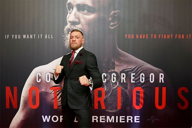 UFC의 제9대 라이트급 및 제2대 페더급 챔피언을 지낸 선수 본인이 다큐멘터리 영화 ‘코너 맥그레거: 노토리어스’ 월드 프리미어 시사회 기념 촬영을 하고 있다. 사진=AFP=연합뉴스 제공