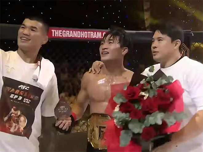 제2대 AFC 밴텀급 챔피언 송현종이 2025년 8월 베트남 붕따우 더그랜드 호짬 특설 케이지 타이틀 1차 방어 성공 기념 촬영을 하고 있다. 왼쪽은 대한민국 UFC 24호 파이터 고석현, 오른쪽은 HAVAS 이정원 관장. 사진=Angel‘s Fighting Championship