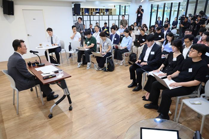 김민석 국무총리가 19일 서울 종로구 정부서울청사 별관에서 열린 출입기자단 간담회에서 발언하고 있다. [사진 출처 = 연합뉴스]