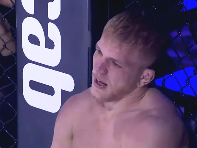 ONE Championship 5경기 출신 도전자 이반 파르시코프가 2025년 8월 베트남 붕따우 더그랜드 호짬 특설 케이지 타이틀매치가 끝난 후 제2대 AFC 밴텀급 챔피언 송현종한테 고생한 것을 숨기지 못하고 있다. 사진=Angel‘s Fighting Championship