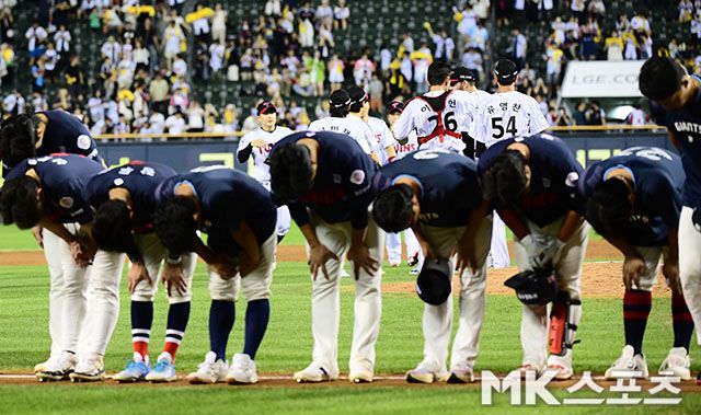 19일 오후 서울 잠실구장에서 ‘2025 신한 SOL뱅크 KBO 리그’ 롯데 자이언츠와 LG 트윈스 경기가 열렸다. 2-5로 패한 롯데 선수들이 팬들에게 고개 숙여 인사 하고 있다. 사진(잠실 서울)=김영구 기자