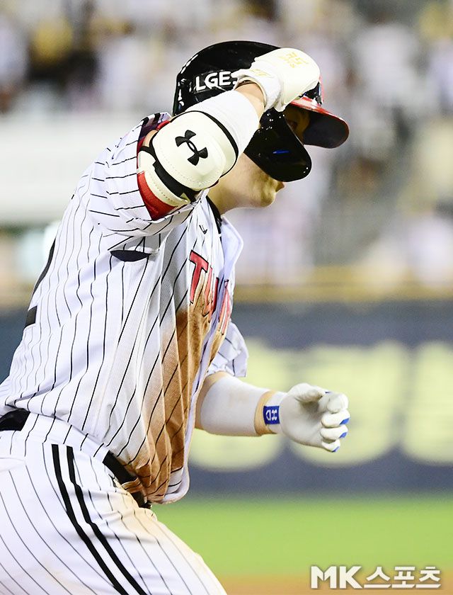 19일 오후 서울 잠실구장에서 ‘2025 신한 SOL뱅크 KBO 리그’ 롯데 자이언츠와 LG 트윈스 경기가 열렸다. 8회말 1사 1루에서 LG 김현수가 우월 투런홈런을 치고 그라운드를 돌고 있다. 사진(잠실 서울)=김영구 기자