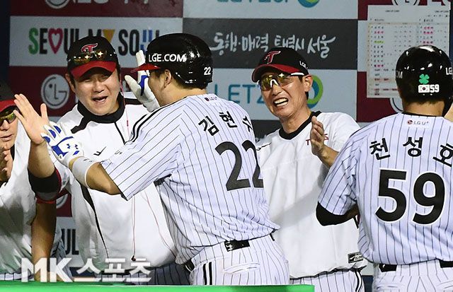 19일 오후 서울 잠실구장에서 ‘2025 신한 SOL뱅크 KBO 리그’ 롯데 자이언츠와 LG 트윈스 경기가 열렸다. 8회말 1사 1루에서 LG 김현수가 우월 투런홈런을 치고 염경엽 감독의 축하를 받고 있다. 사진(잠실 서울)=김영구 기자