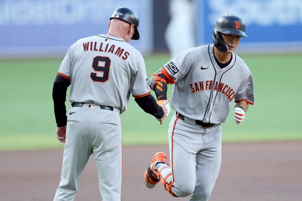 이정후가 3루 베이스를 돌며 맷 윌리엄스 코치의 축하를 받고 있다. 사진= Getty Images/AFP= 연합뉴스 제공