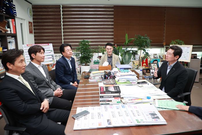 이상일 용인특례시장(오른쪽 첫번째)이 김진형 단장(왼쪽 첫번째)과 이동국 테크니컬디렉터(왼쪽 두번째)와 용인FC 운영 방안을 논의하는 모습. <사진=용인시 제공>